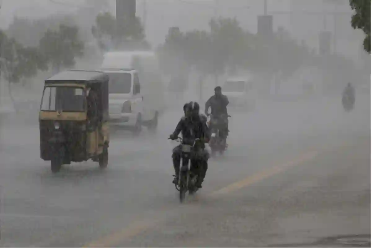 کراچی میں موسلادھار بارش کا سلسلہ کب تک جاری رہے گا؟