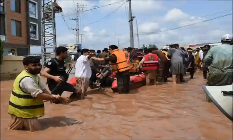 پشاور میں شدید بارش، کشتیوں کے ذریعے 300 افراد مختلف مقامات پر منتقل