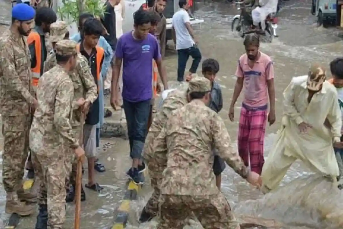 قوم کے ساتھ پاک فوج کا عہد، ہر آزمائش میں عوام کے شانہ بشانہ