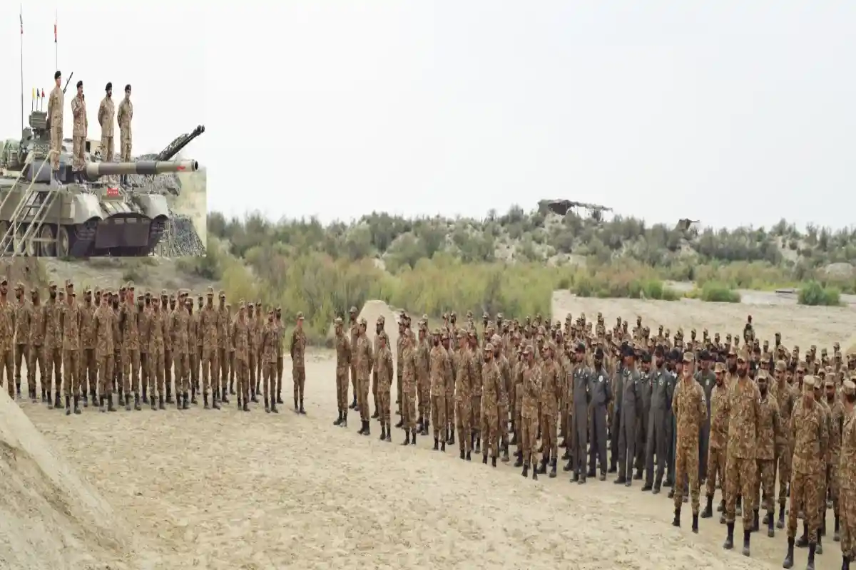 دفاعِ وطن ہو یا قدرتی آفت، پاک فوج عوام کے شانہ بشانہ