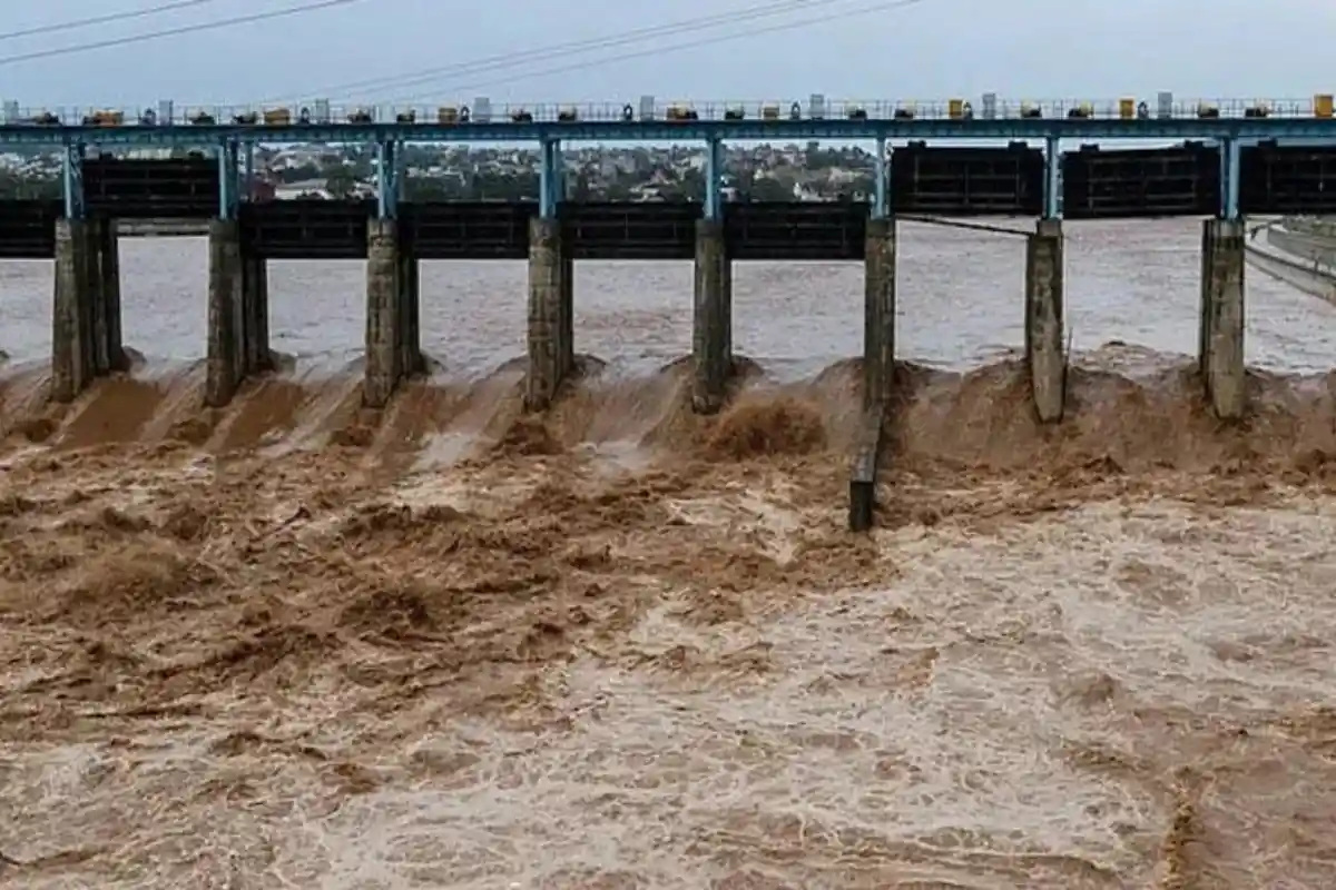 بھارت سے بڑا سیلابی ریلہ، پنجاب کے دریا بپھر گئے، چناب، راوی اور ستلج میں اونچے درجے کا سیلاب؛ متعدد مقامات پر فلڈ الرٹ جاری