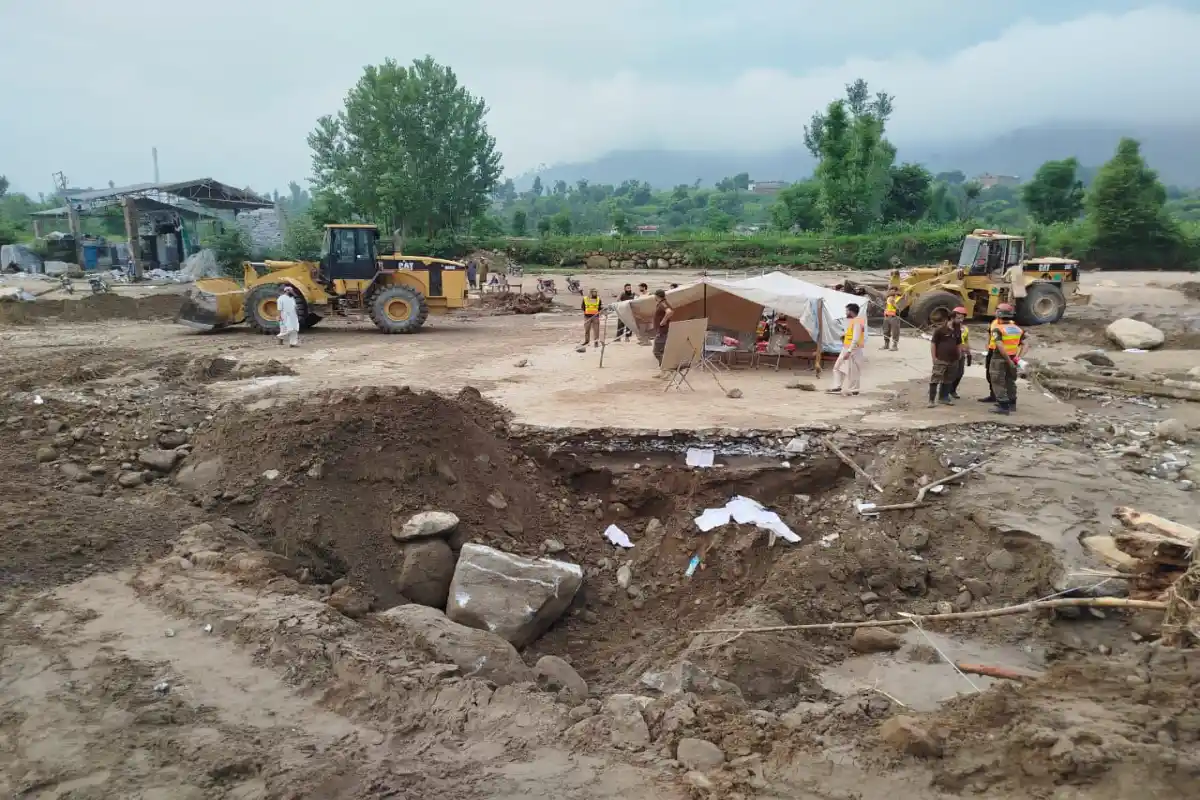 پاک فوج کی شانگلہ اور بونیر میں امدادی کارروائیاں جاری