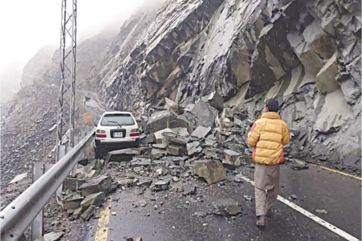 غذر میں لینڈ سلائیڈنگ اور سیلاب، متعدد گاؤں محصور