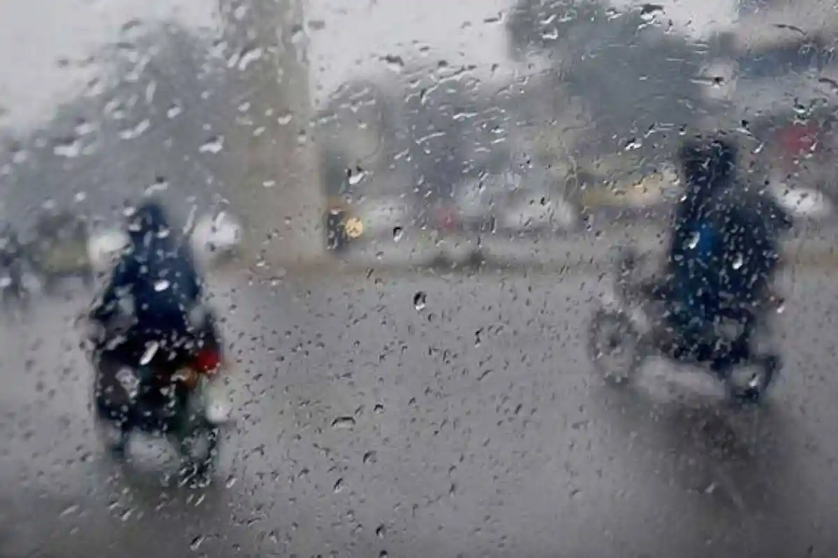 کراچی میں گزشتہ رات ہونے والی رم جھم سے موسم خوشگوار