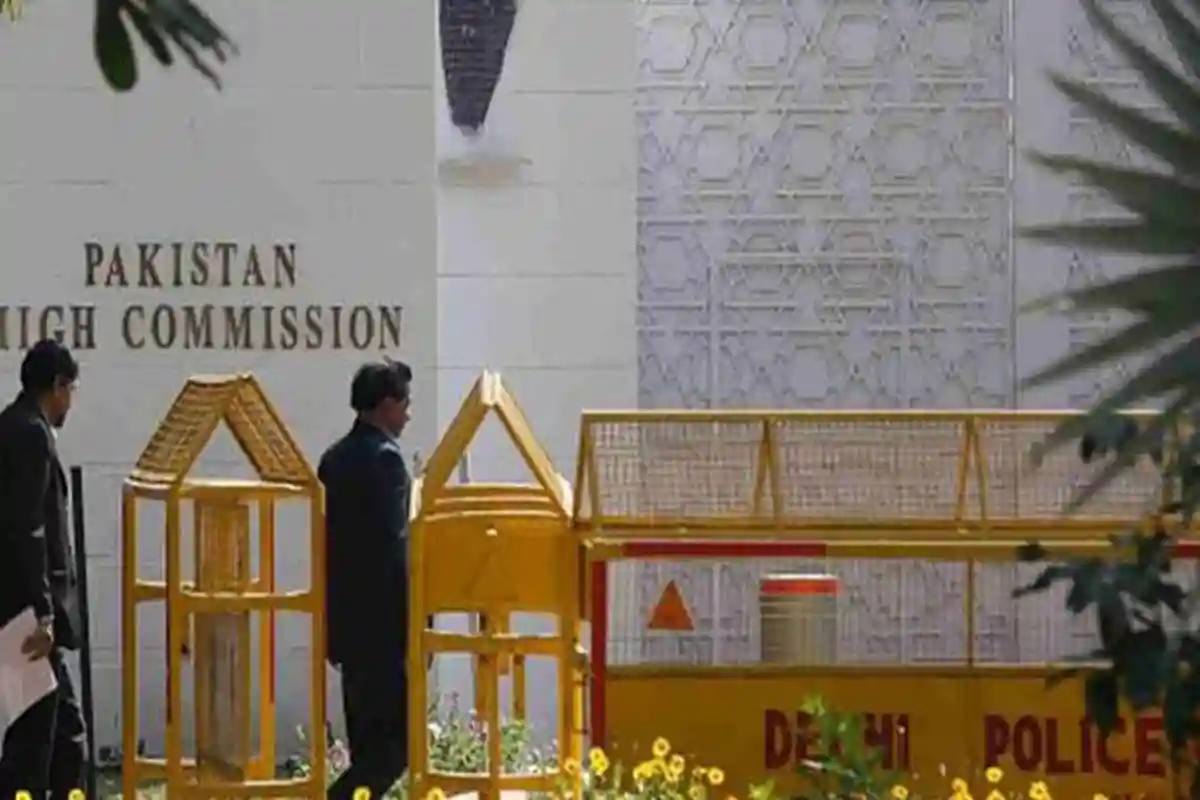 پاکستانی ہائی کمیشن کے اہلکاروں کو بھارت ہراساں کرنے لگا، 4 سفارتکاروں کو گھر خالی کرنے کا نوٹس