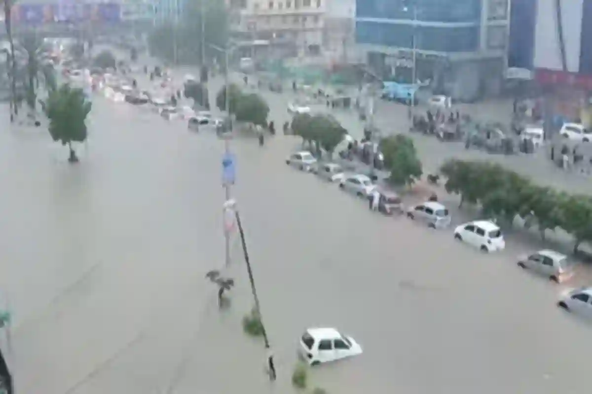 کراچی میں بارش کے بعد کیا صورتحال ہے، کونسی سڑکیں تاحال بند ہیں اور کہاں کہاں پانی جمع ہے؟