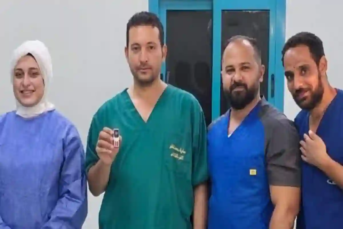 سرجن نے مریض کے معدے سے چھوٹا موبائل کامیابی سے نکال لیا