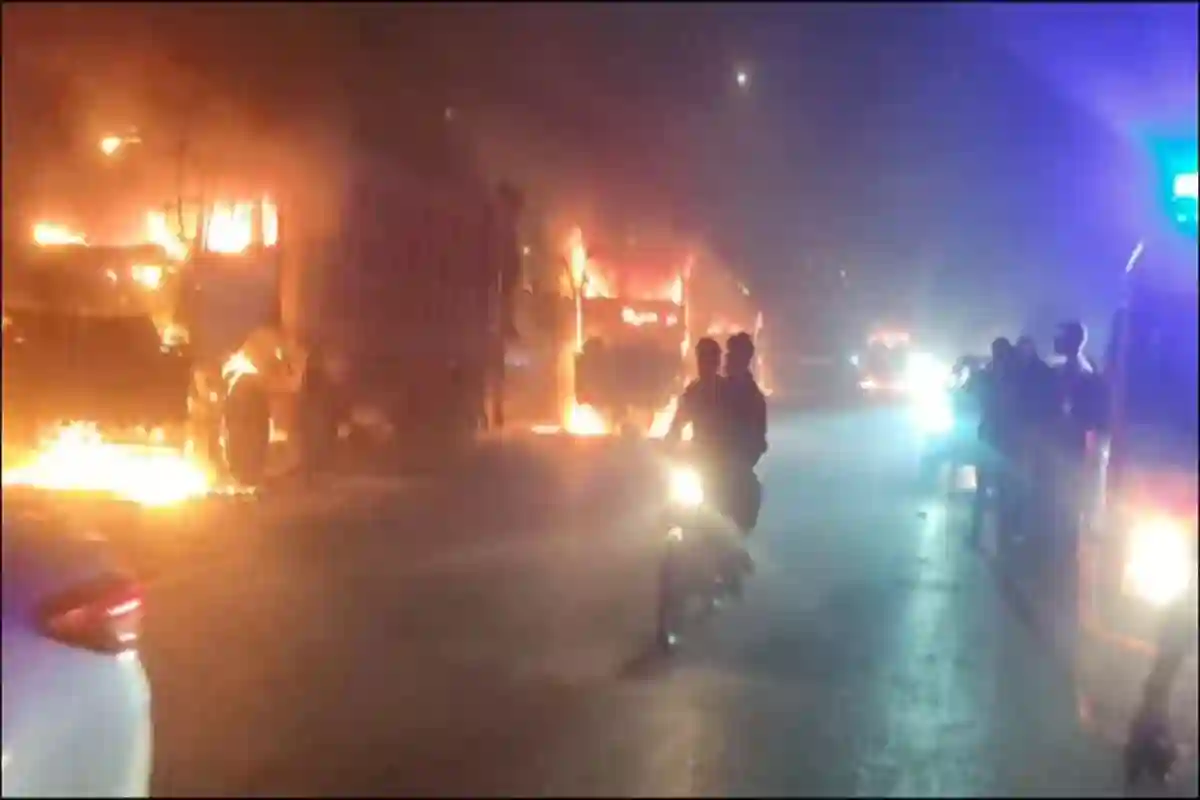 کراچی میں مشتعل افراد نے 7 ڈمپروں کو آگ لگا دی، 10 شہری گرفتار