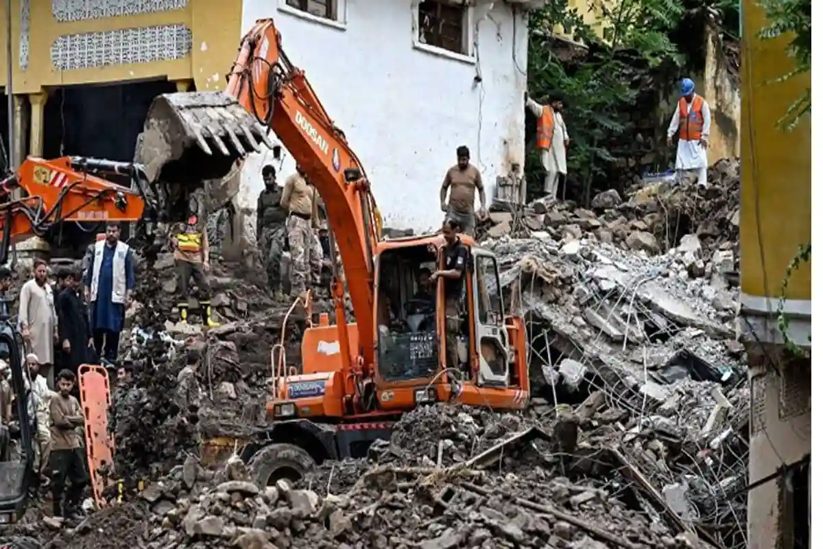 ملبے سے نکالی لاشوں میں بچوں کے ہاتھ میں پراٹھے تھے، صوابی میں سیلاب کی کہانی