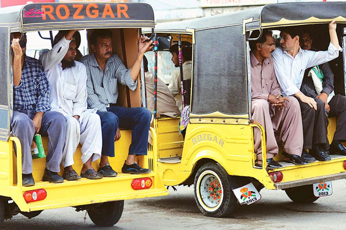 کراچی میں چلتے چنگچی سے خاتون گرگر بس کے پہیوں تلے کچل گئی