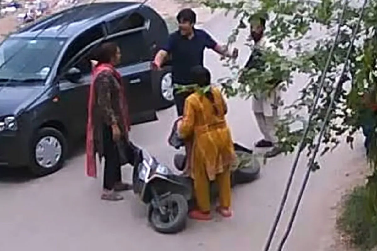 سیاستدان کے بگڑے بیٹے کی اسکوٹی کو ٹکر، لڑکی پر سر عام تشدد کی ویڈیو وائرل