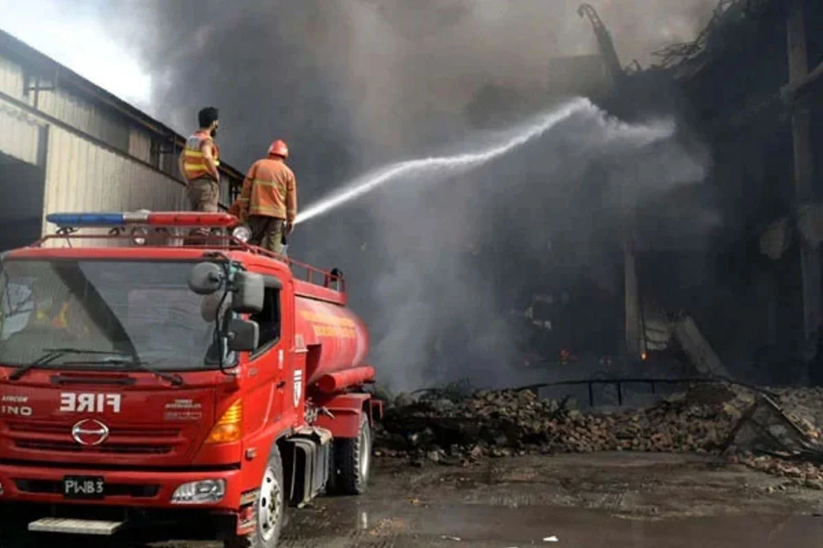 کراچی میں کپڑوں کی فیکٹری میں خوفناک آگ سے عمارت منہدم، 6 مزدور زخمی