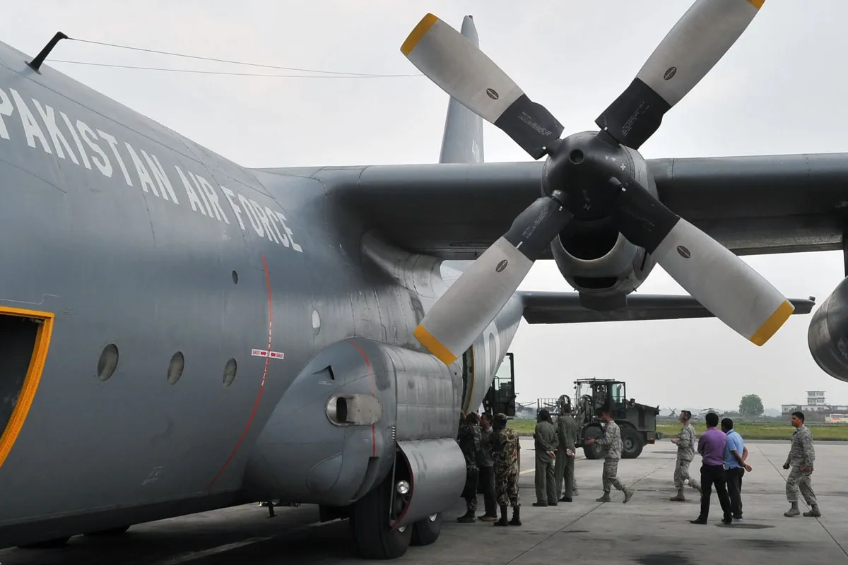 پاک فضائیہ نے کراچی سے پشاور 48 ٹن امدادی سامان پہنچا دیا