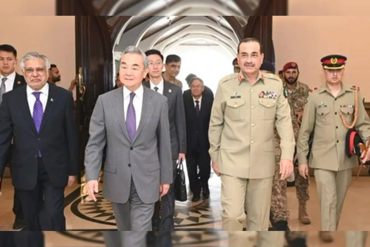 چینی وزیرِ خارجہ کی فیلڈ مارشل سید عاصم منیر سے اہم ملاقات؛ پاک چین دوستی مزید مستحکم بنانے پر اتفاق