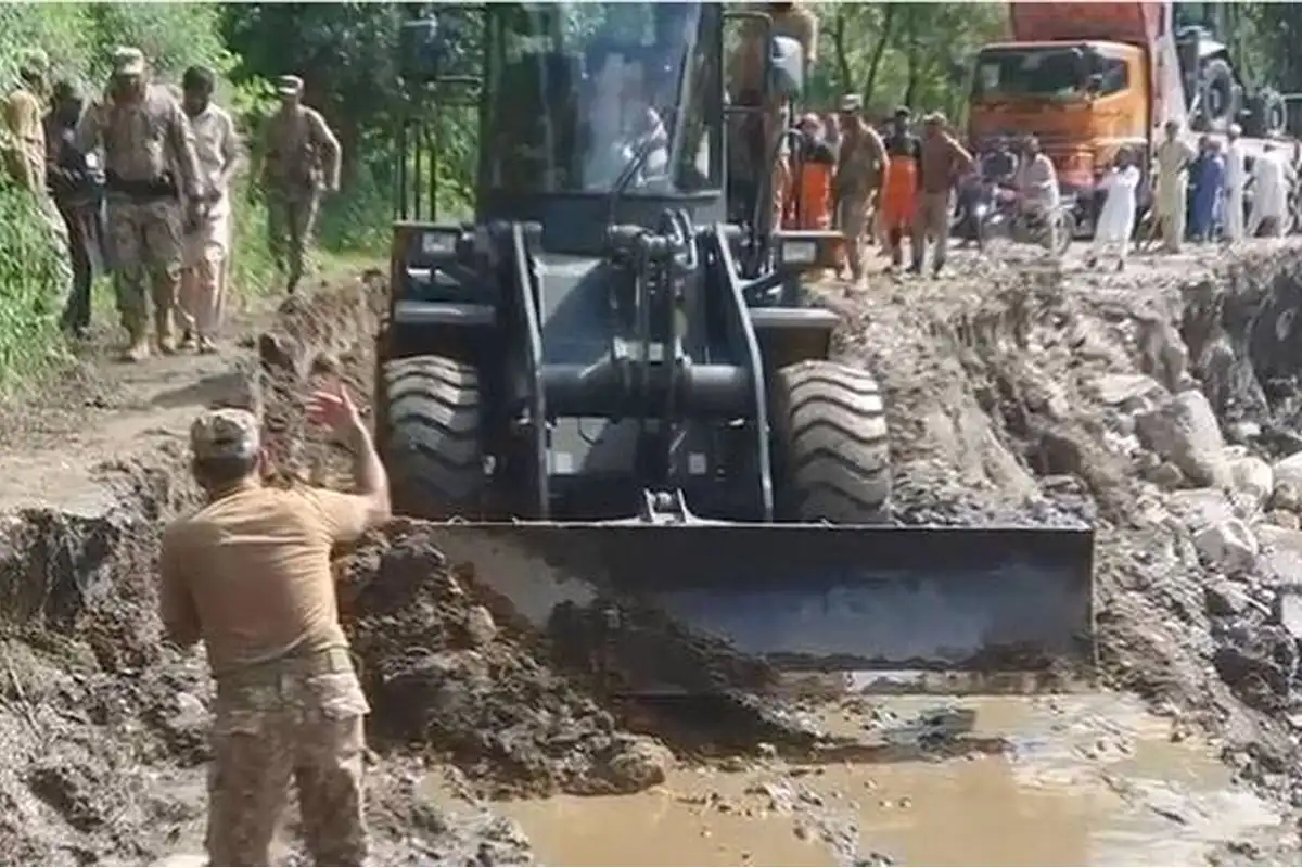 پاک فوج کے جوان سیلاب متاثرہ علاقوں میں عوام کے شانہ بشانہ