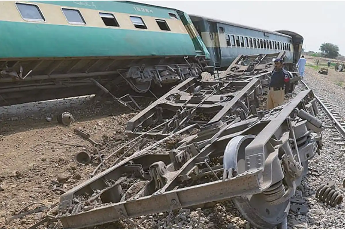 مستونگ کے قریب ریلوے ٹریک پر دھماکہ، جعفر ایکسپریس کی 6 بوگیاں پٹڑی سے اترگئیں