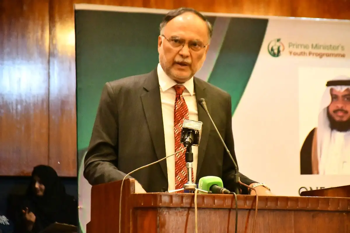 لائیو شو کے دوران کس شخص نے ویڈیو کال بند کروائی؟ احسن اقبال نے وضاحت پیش کردی