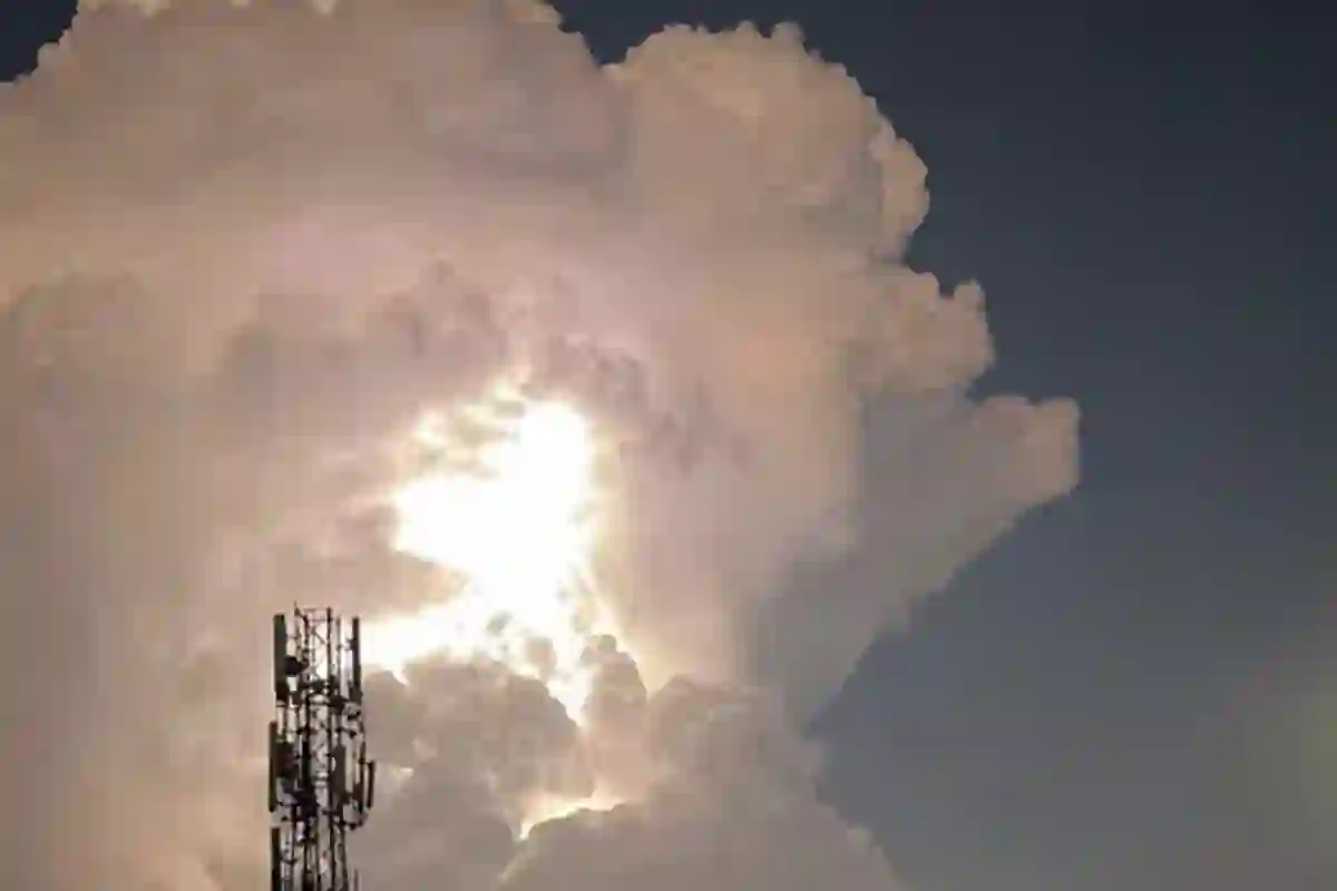 اسلام آباد کے آسمان پر بجلیوں سے چمکتا تنہا بادل؛ یہ منظر کیا تھا اور کیسے بنتا ہے؟