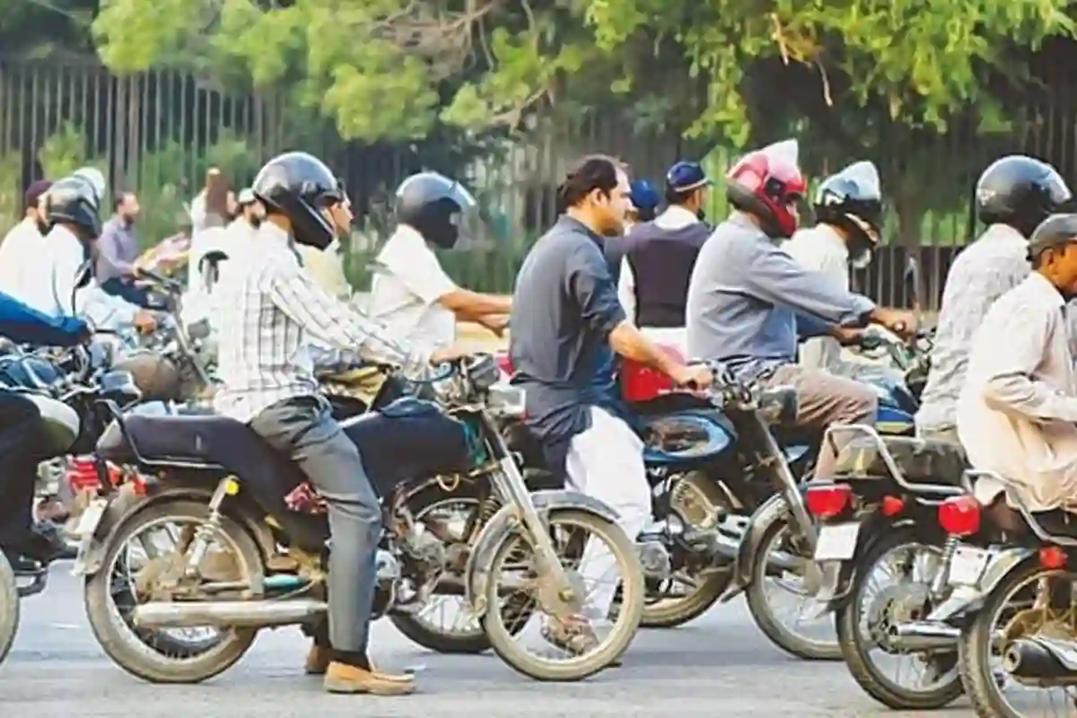 موٹرسائیکل سواروں کیلئے بری خبر، سخت قانون لاگو ہوگیا
