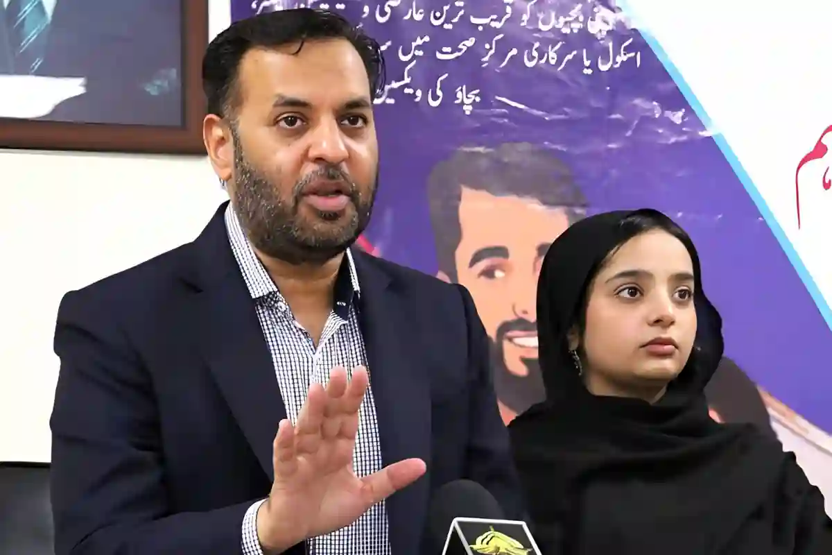 سروائیکل ویکسین سے متعلق پروپیگنڈا؛ مصطفیٰ کمال نے بیٹی کو ویکسین لگوا دی