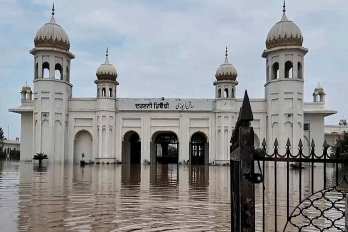 پاک فوج اور سول انتظامیہ کا دربار صاحب کرتارپور میں بحالی کا کام جاری