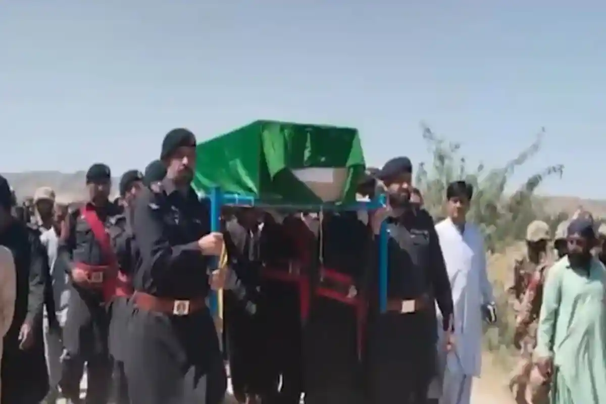 جنوبی وزیرستان آپریشن: دہشت گردوں کے خلاف لڑتے ہوئے شہید جوانوں کو آبائی علاقوں میں سپرد خاک کر دیا گیا