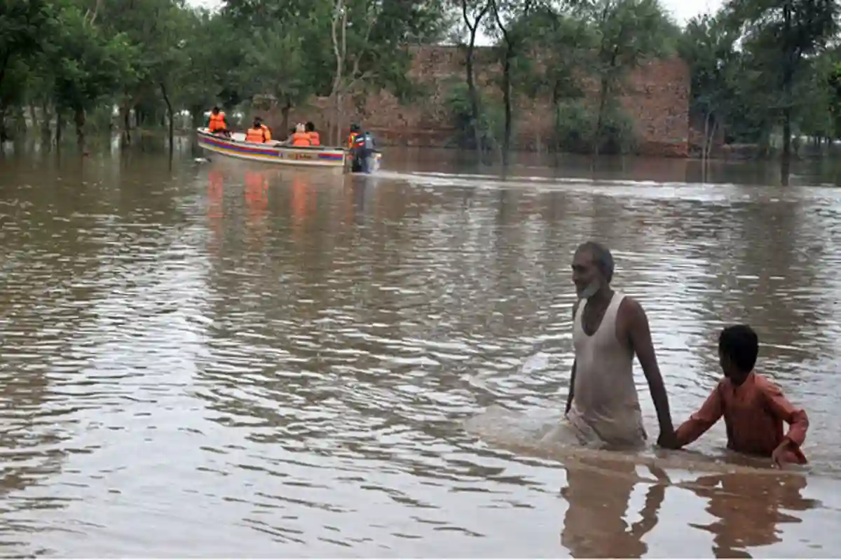 پاکستان میں بارشوں اور سیلاب سے جاں بحق افراد کی تعداد 900 سے تجاوُز