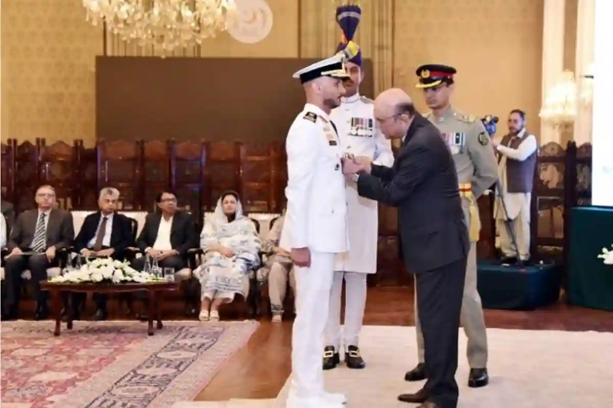 صدر زرداری نے یو اے ای کی بحریہ کے کمانڈر کو نشانِ امتیاز (ملٹری) سے نواز دیا