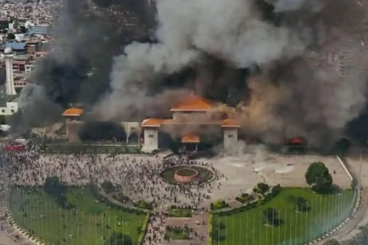 نیپال کے مستعفی وزیراعظم کیسے فرار ہوئے؟ ویڈیو سامنے آگئی