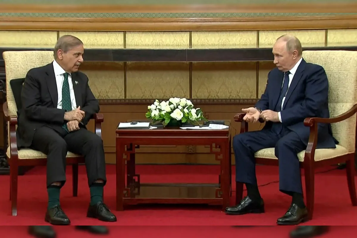 وزیر اعظم شہباز شریف سے روسی صدر کی ملاقات، دو طرفہ تعلقات کے فروغ پر اتفاق