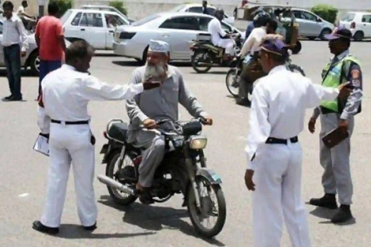 بغیر لائسنس ڈرائیونگ کرنیوالوں کی شامت آگئی؛ اب کتنا چالان ہوگا؟ ڈی آئی جی ٹریفک نے بتادیا