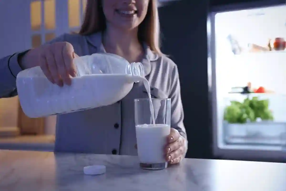 رات کو دودھ پی کر سونے والوں کیلئے خطرے کی گھنٹی بج گئی؛ ماہرین نے خبردار کردیا