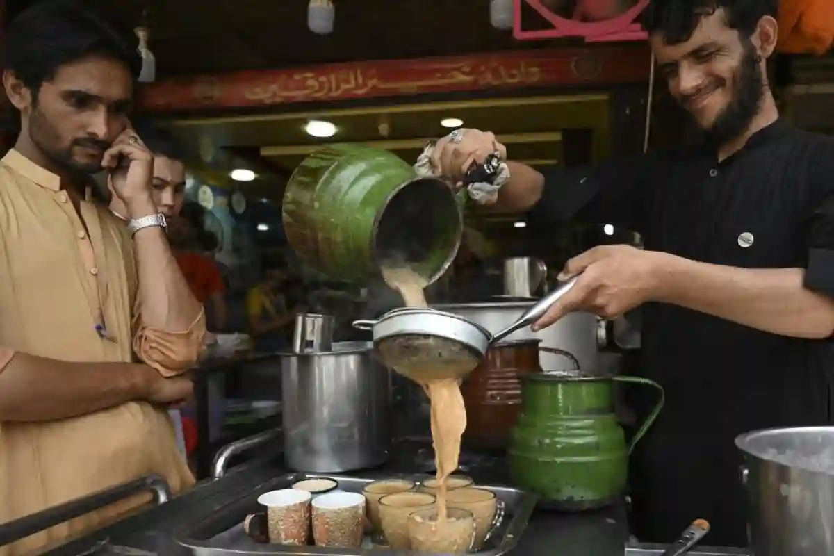 کراچی میں چائے کے ہوٹلوں پر رات دیر تک بیٹھنے والے ہوجائیں ہوشیار؛ بڑا فیصلہ ہوگیا