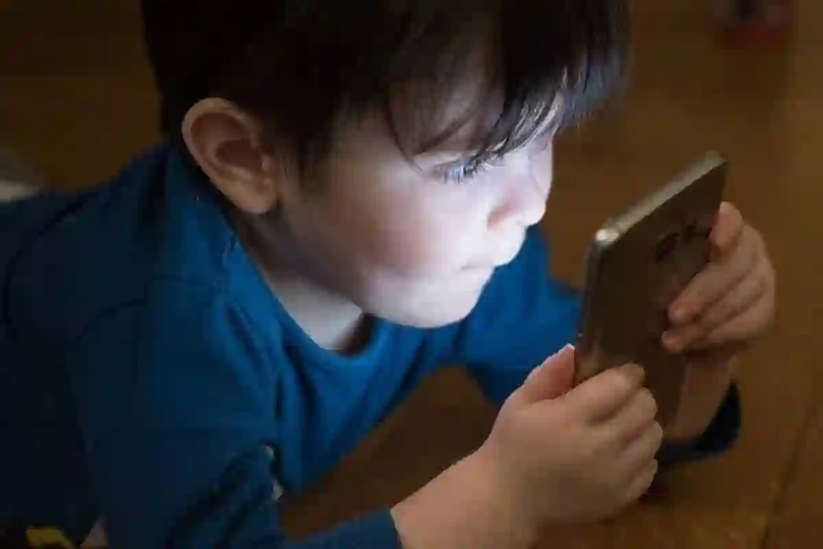 بچوں کو موبائل فون دینے والے والدین خبردار!!! خوفناک انکشاف سامنے آگیا