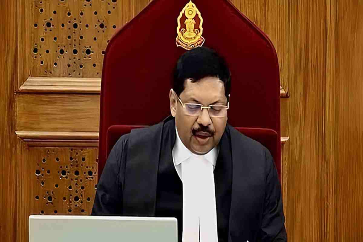 بھارت میں دوران سماعت وکیل نے چیف جسٹس کو جوتا دے مارا