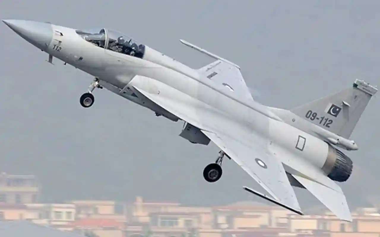 پاکستان جے ایف 17 طیارے آذربائیجان پہنچ گئے، نان اسٹاپ فلائٹ ایندھن بھی بھرا