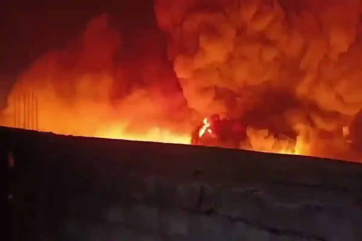 مواچھ گوٹھ میں ٹائروں کے گودام میں لگی آگ تاحال بے قابو، شدت تیسرے درجے کی قرار