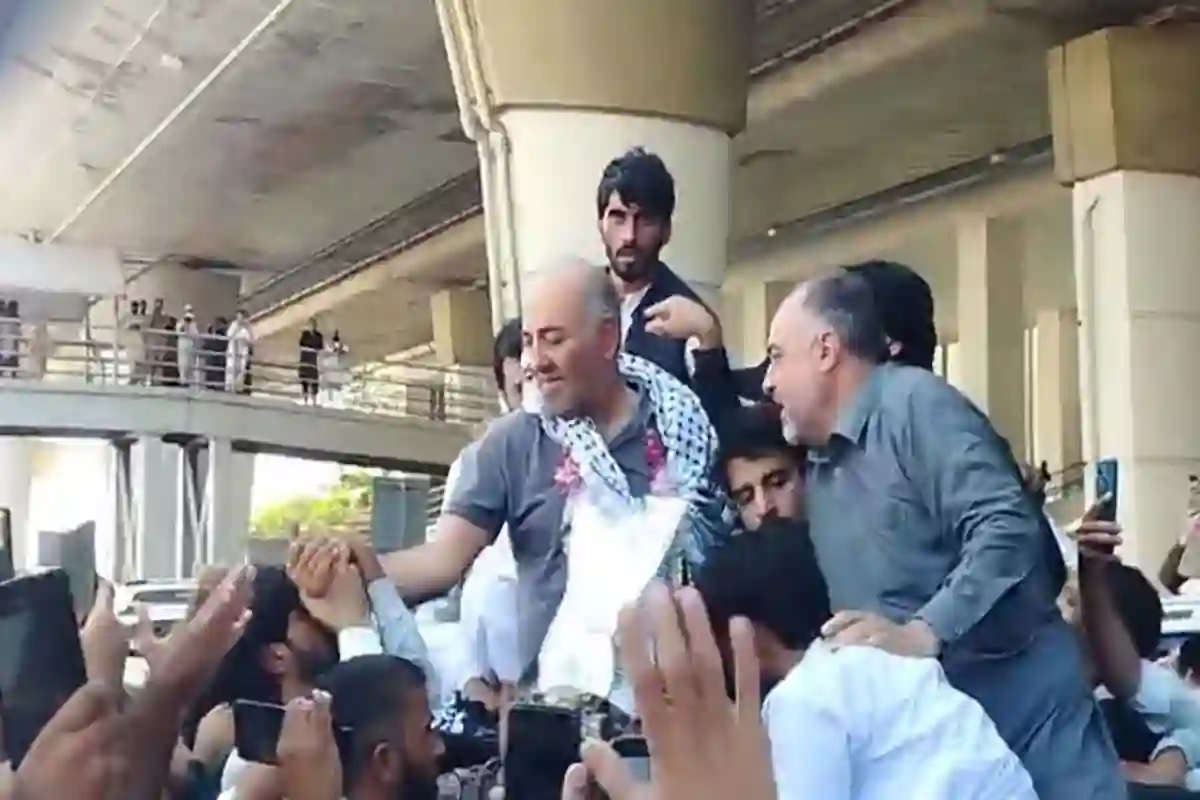 اسرائیلی قید سے رہا سابق سینیٹر مشتاق احمد کا پاکستان پہنچنے پر والہانہ استقبال