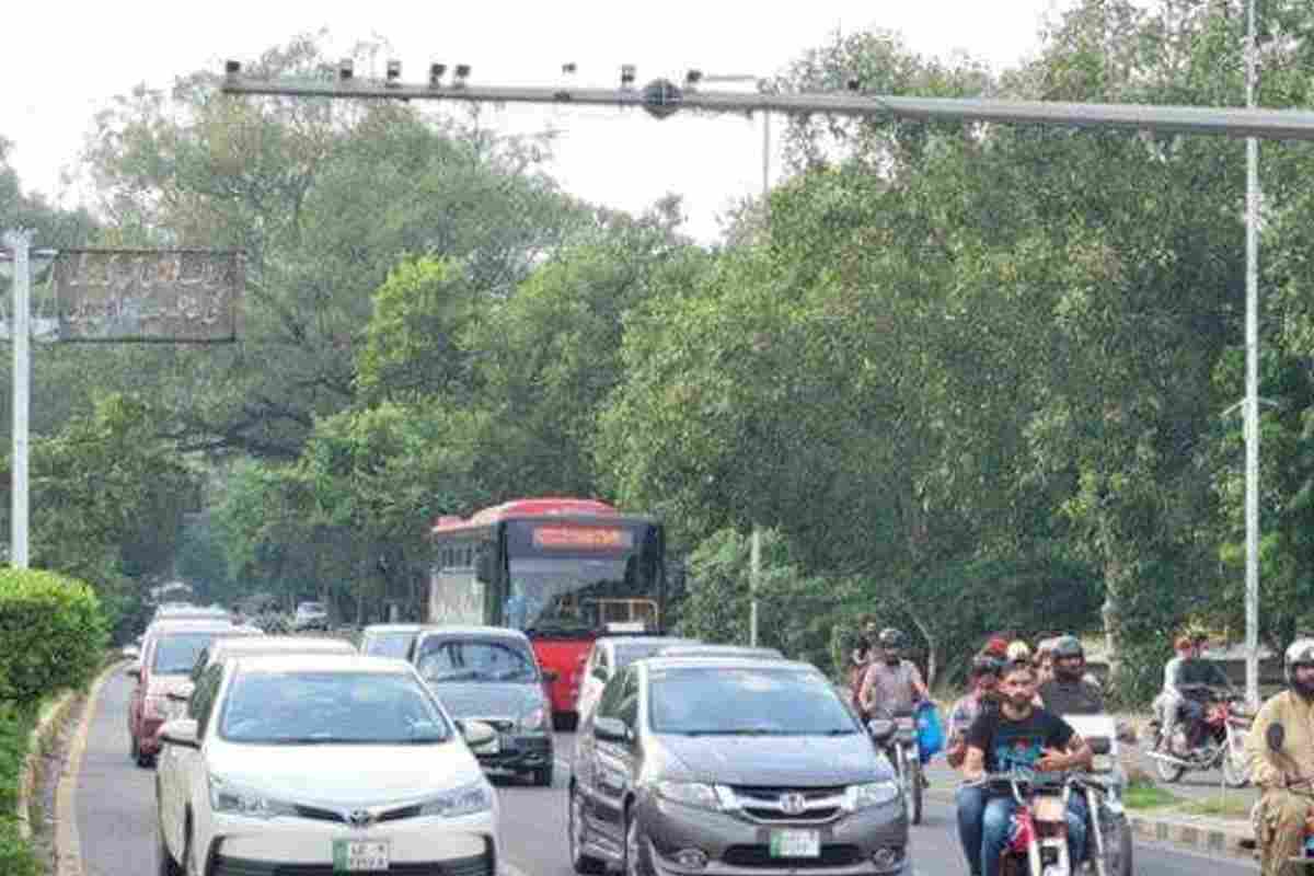 سندھ میں ٹریفک قوانین کی خلاف ورزی پر سخت جرمانے اور ڈی میرٹ پوائنٹس کا نیا نظام نافذ