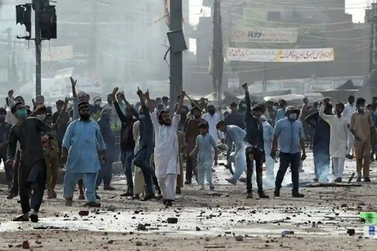 Armed groups are vandalizing the road and damaging property, says DIG Operations Lahore