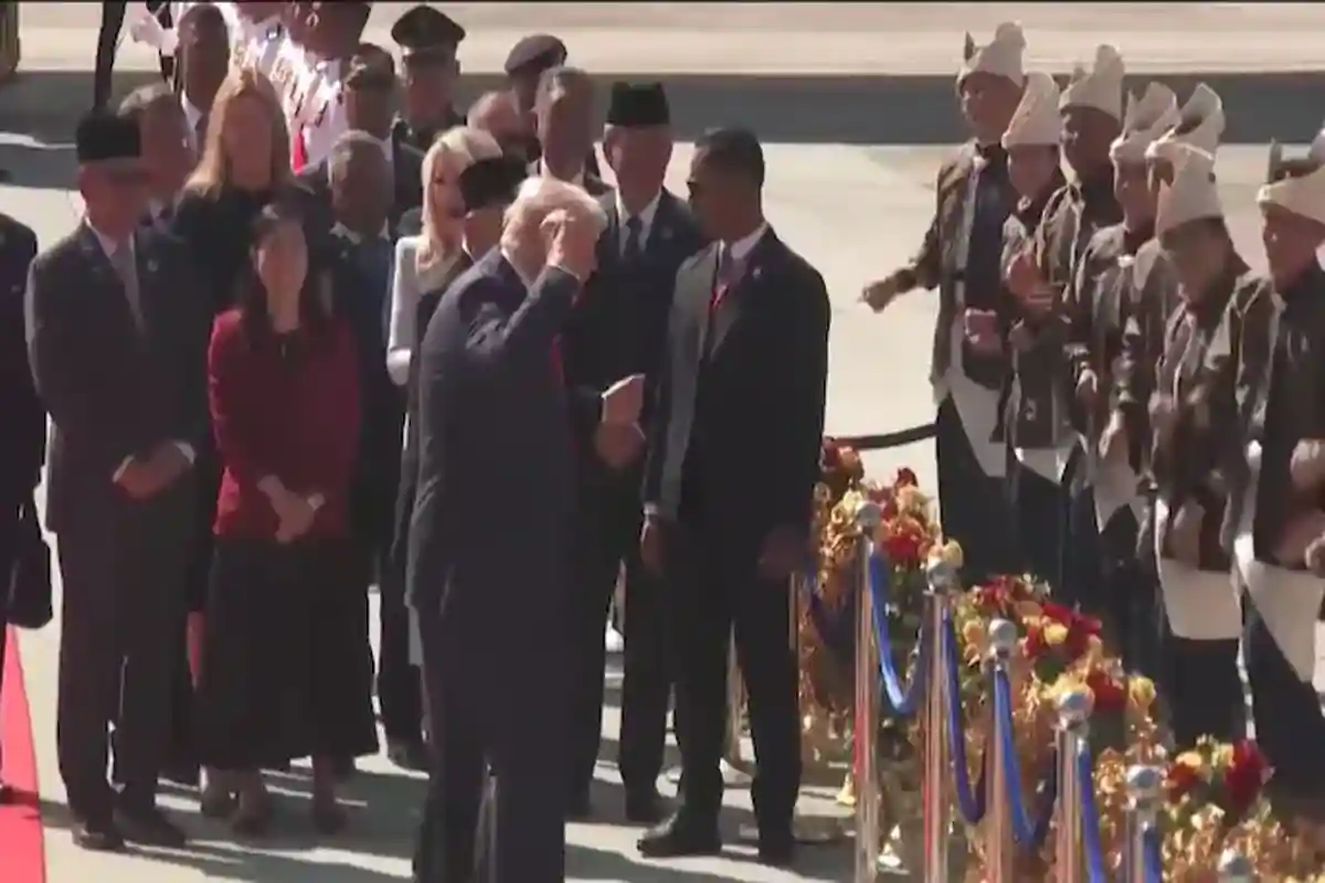 آسیان کے اجلاس کے لیے ٹرمپ ملائیشیا پہنچ گئے، ایئرپورٹ پر بینڈ کے ساتھ محو رقص