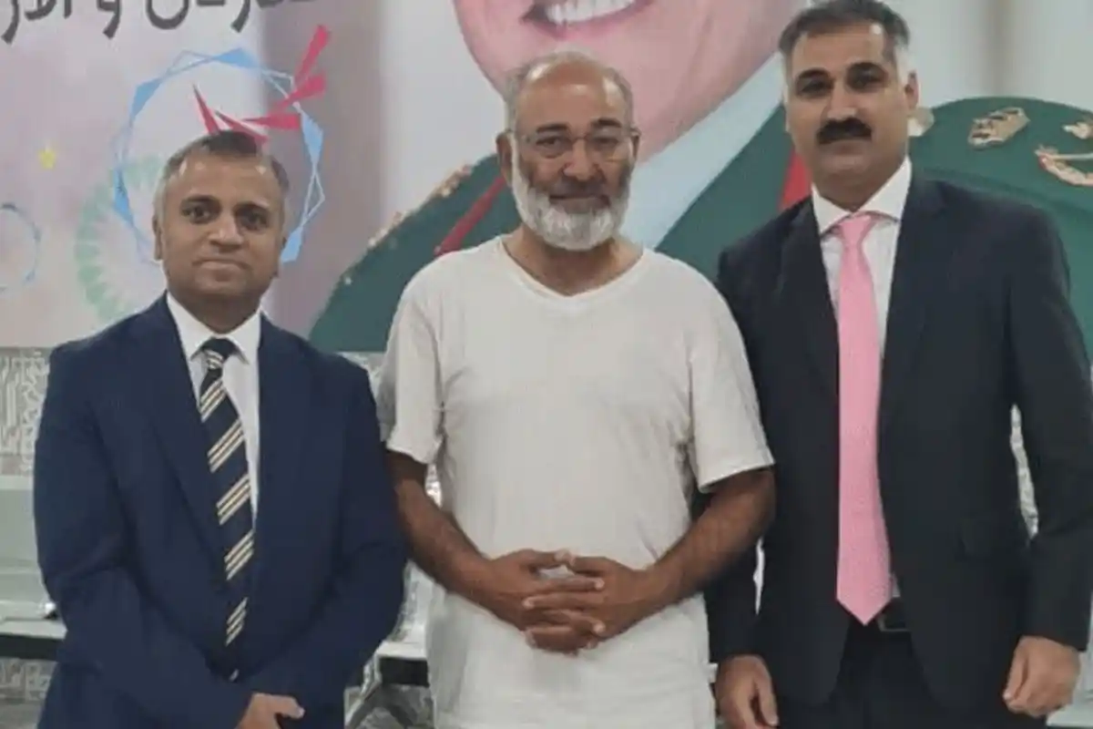 اسرائیلی فورسز نے سابق سینیٹر مشتاق احمد کو رہا کردیا