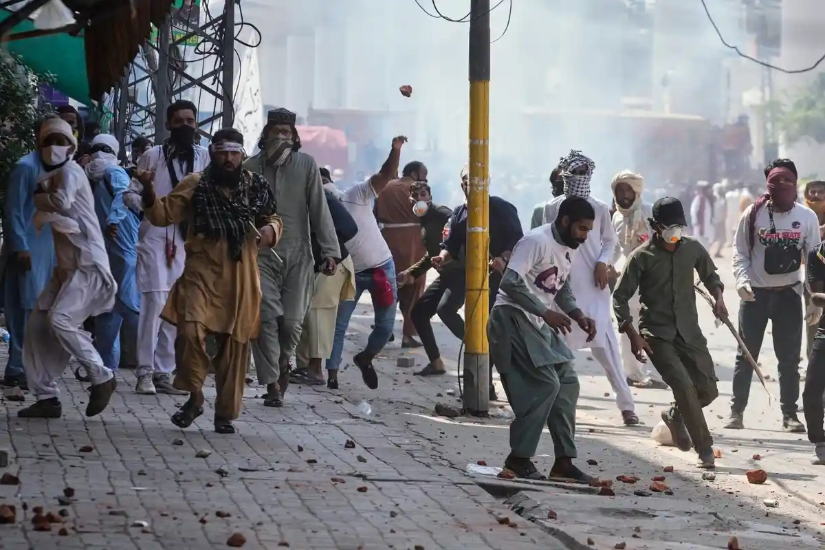 مریدکے میں تحریک لبیک پاکستان کا پرتشدد احتجاج، ایک پولیس افسر شہید، درجنوں اہلکار زخمی