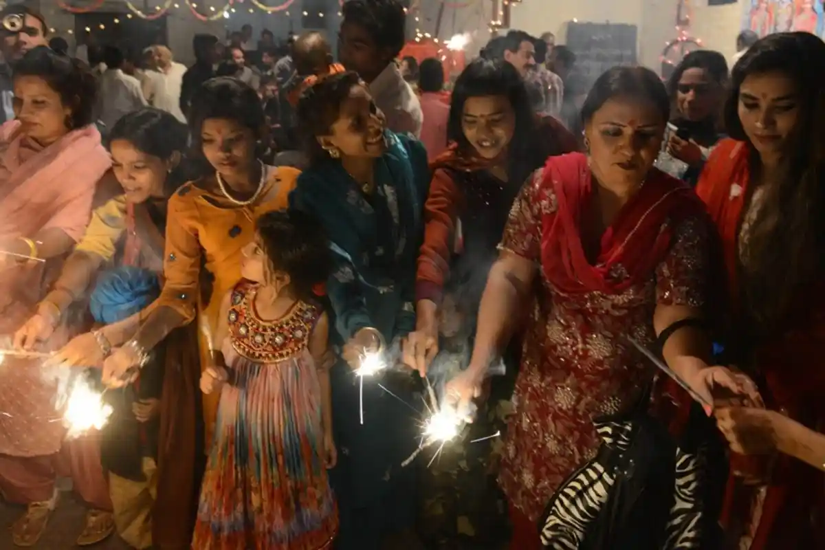 پاکستان سمیت دنیا بھر میں ہندو برادری آج دیوالی کا تہوار منا رہی ہے