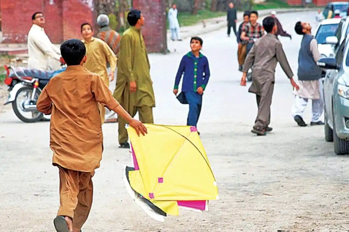 لاہور میں پتنگ بازی کا خونی کھیل نہ رُک سکا، ڈور پھرنے سے ایک اور نوجوان زندگی کی بازی ہار گیا