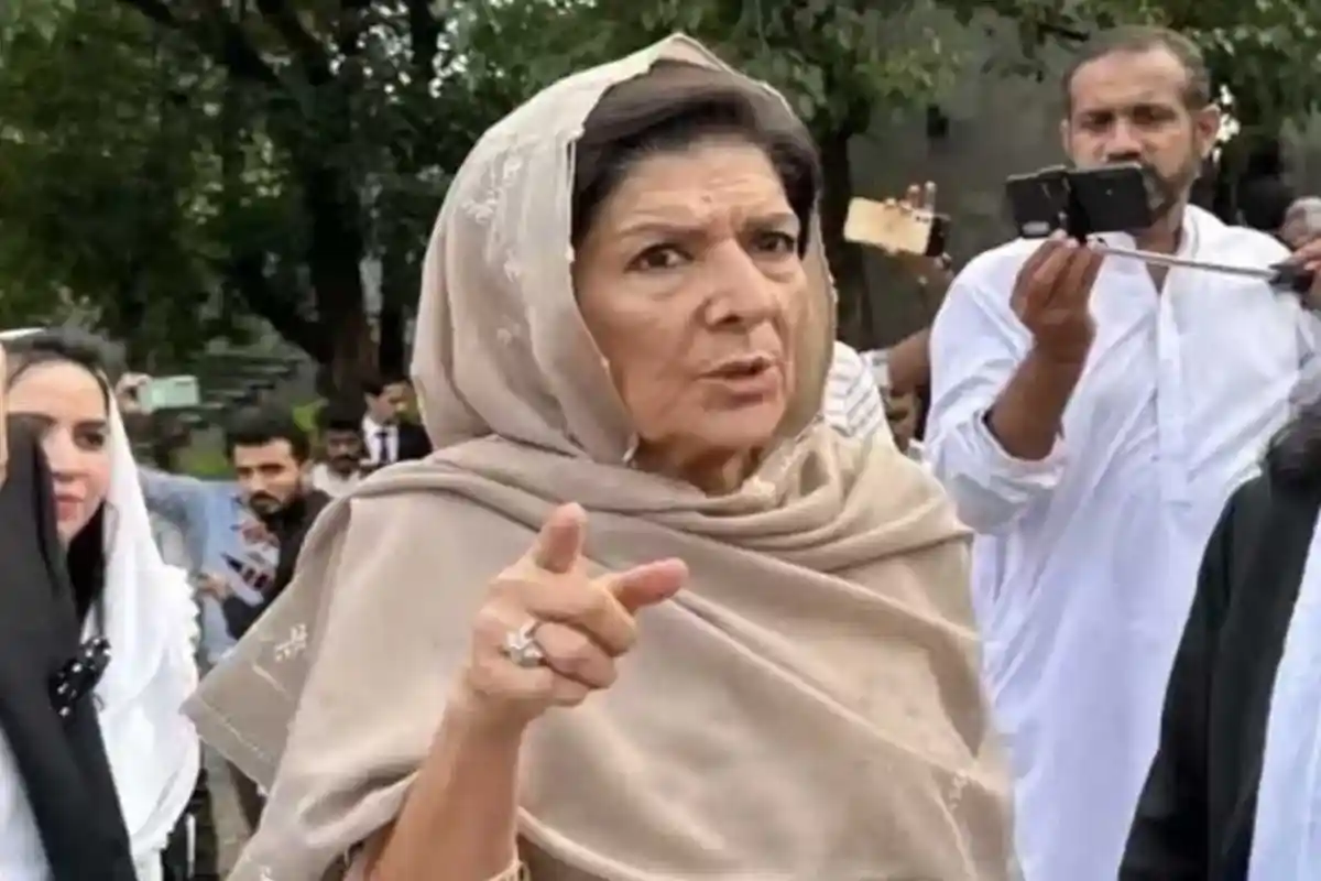 عدالت نے علیمہ خان کے ناقابلِ ضمانت وارنٹ کے بعد شناختی کارڈ اور پاسپورٹ ضبط کرنے کا حکم دیدیا