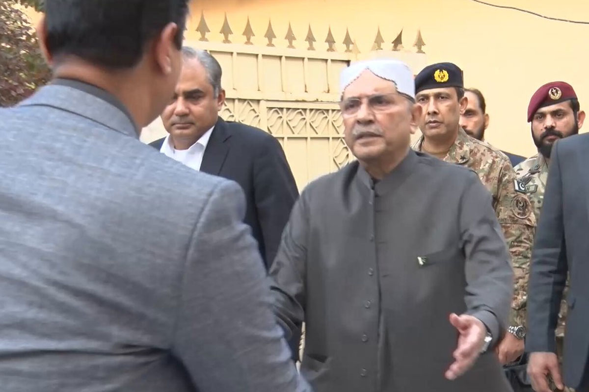 صدر مملکت آصف زرداری کی لیفٹیننٹ کرنل جنید شہید کے گھر آمد
