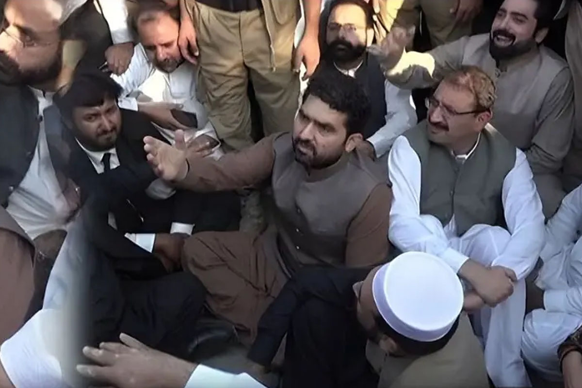 وزیر اعلیٰ خیبرپختونخوا کو بانی پی ٹی آئی سے ملنے کی اجازت نہ مل سکی، واپس روانہ