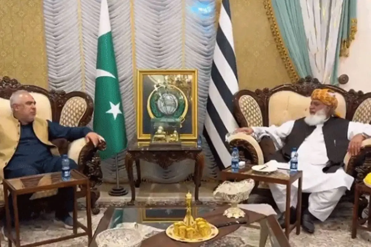 رات گئے ملاقات، پی ٹی آئی وفد کی مولانا فضل الرحمان سے تعاون کی درخواست