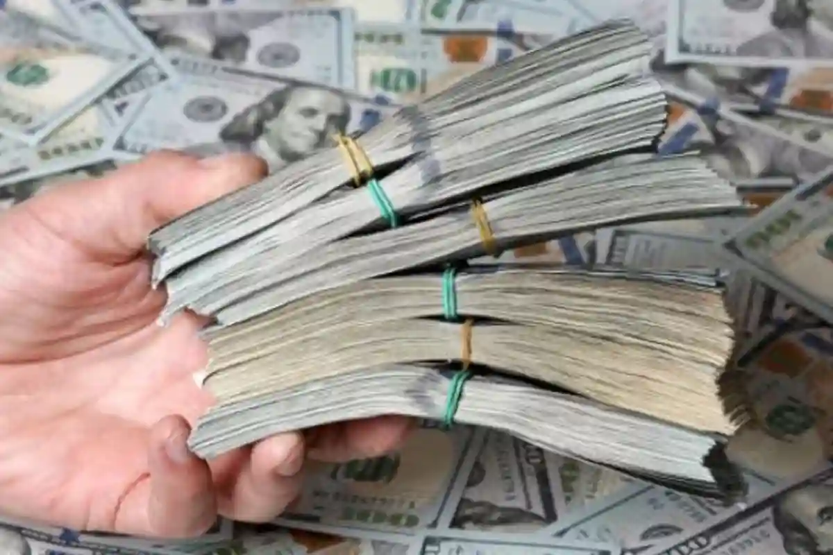 ملازم کے اکاؤنٹ میں پوری فیکٹری کی تنخواہیں منتقل، ملازم کا واپس کرنے سے انکار